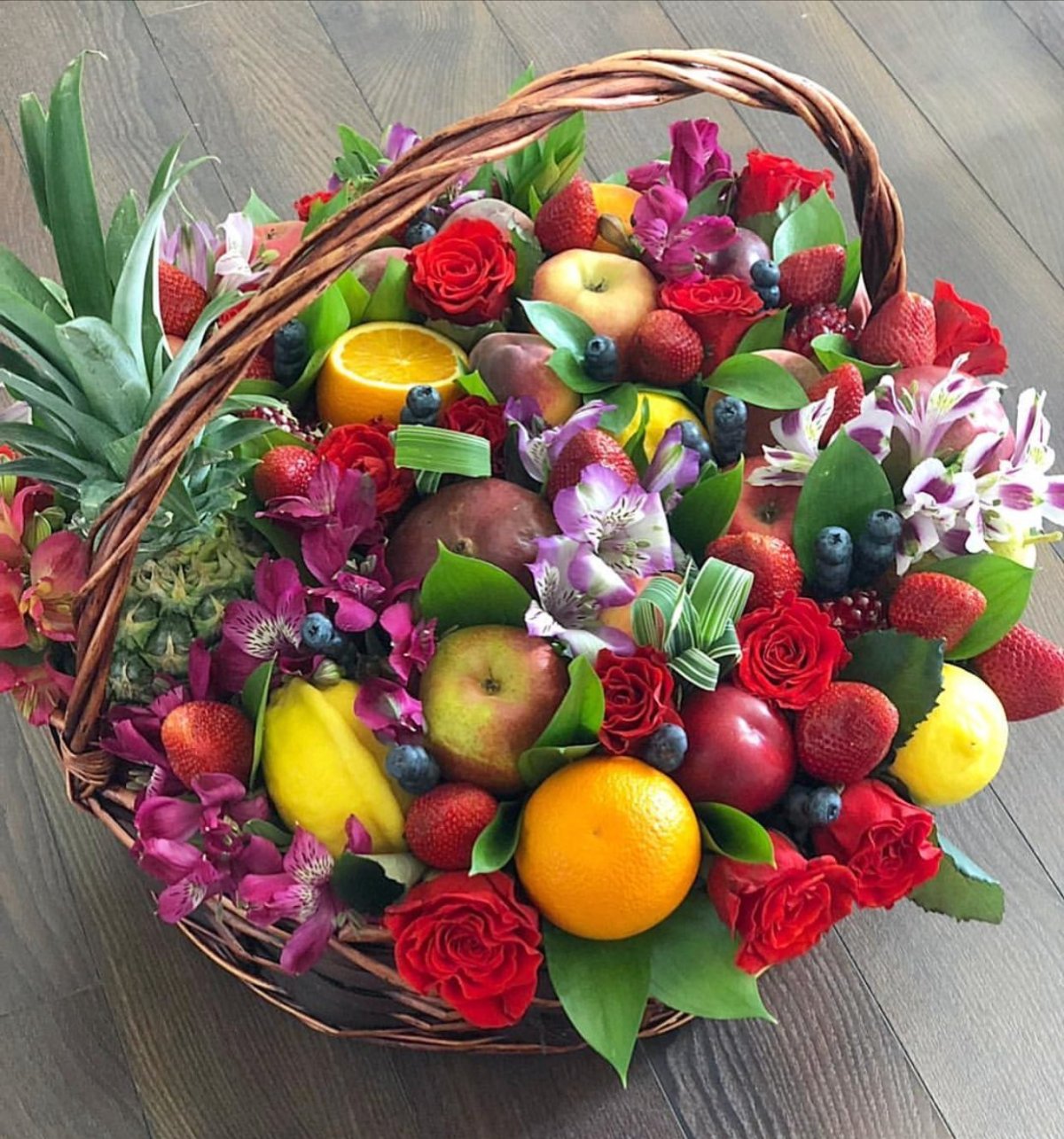 Корзины с фруктами и цветами