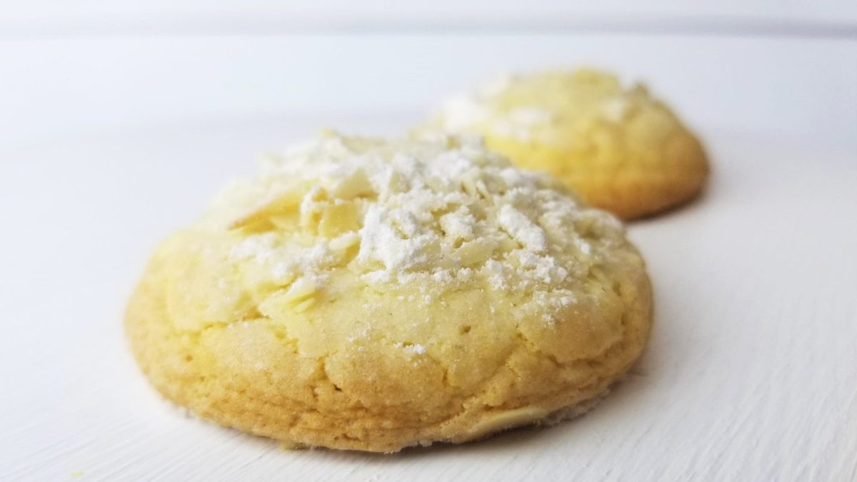 Маффины с лимонным курдом и лепестки миндаля