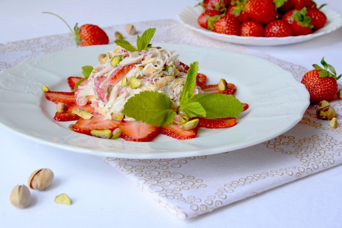 Салат с клубникой