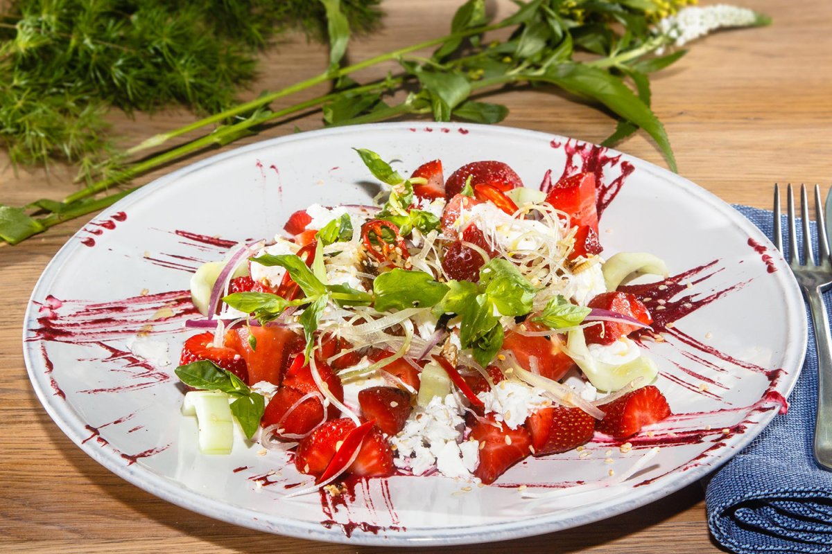 Салат с клубникой и клубничным соусом