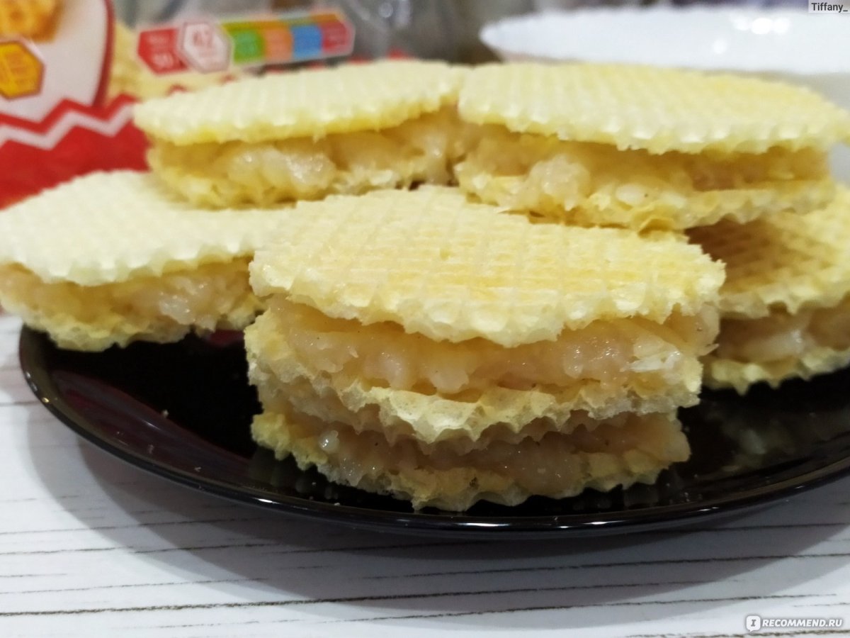 Гонконгские вафли на белом фоне