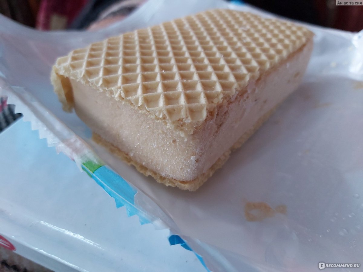 Мороженое с вафельными коржами