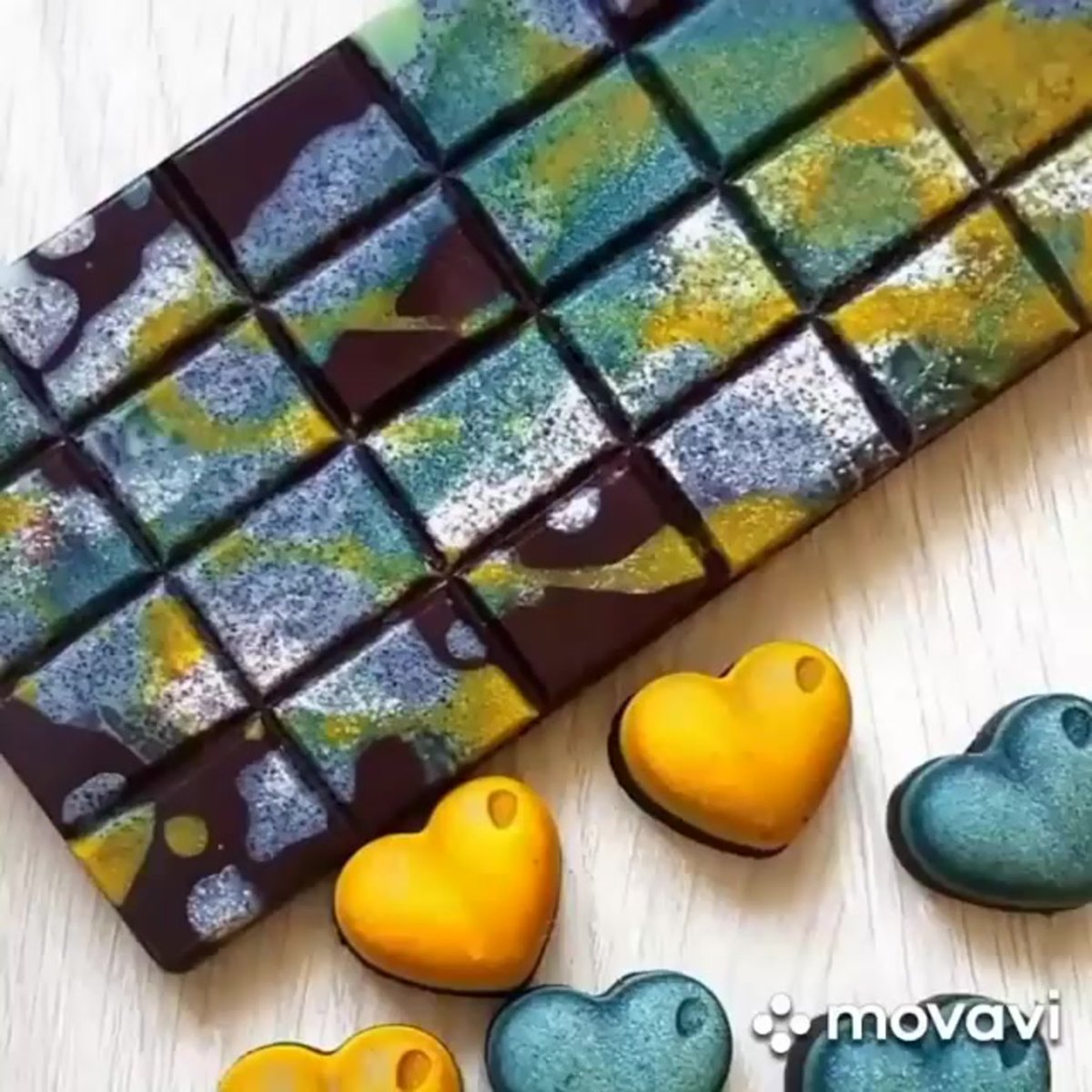 Шоколад с цветными брызгами