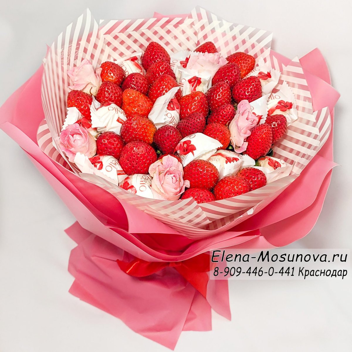Букет Рафаэлло и клубника