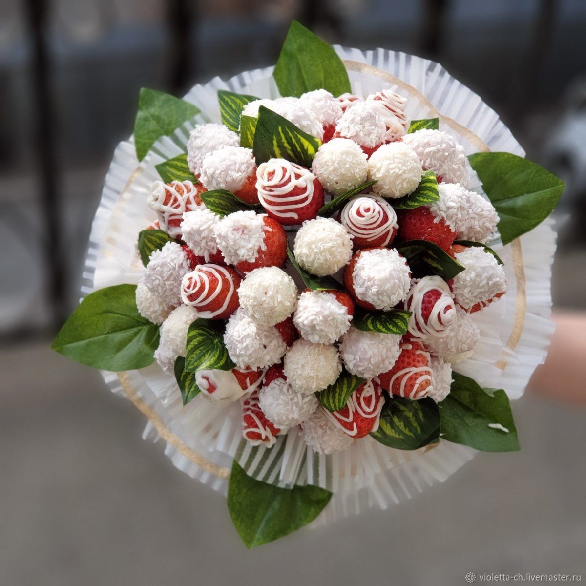 Букет из клубники с розами