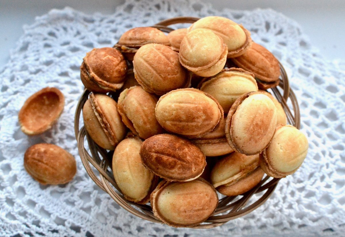 Орешки с вареной сгущенкой