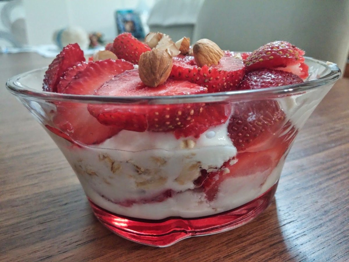 Красивый десерт с клубникой