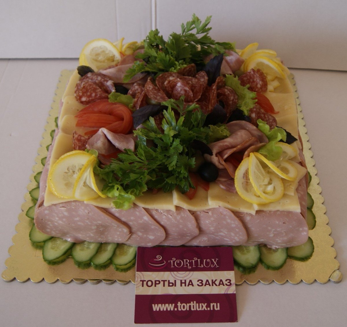 Ассорти мясных деликатесов