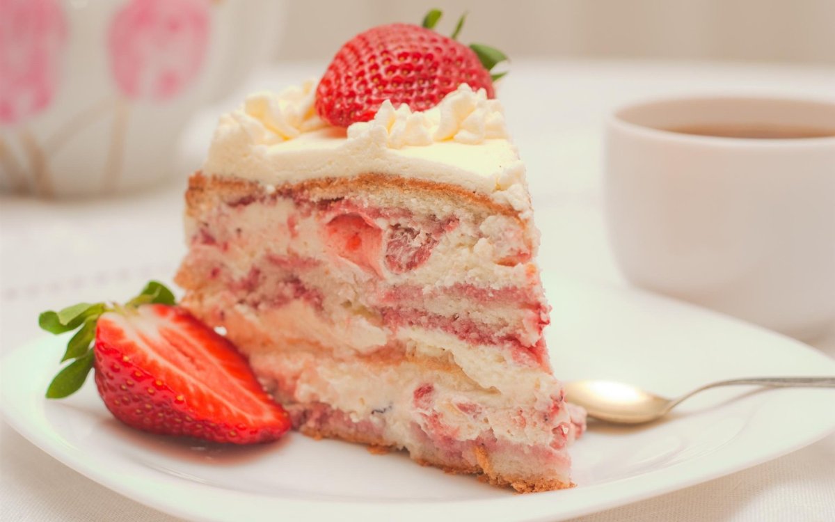 Вкусный торт со взбитыми сливками