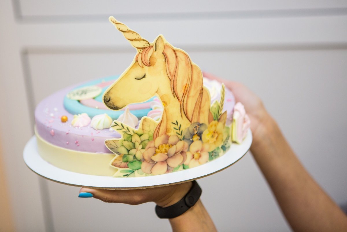 Торт с лошадьми с макарунсами