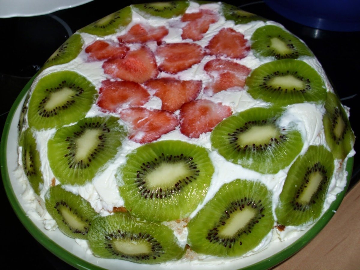 Украсить торт клубникой и киви