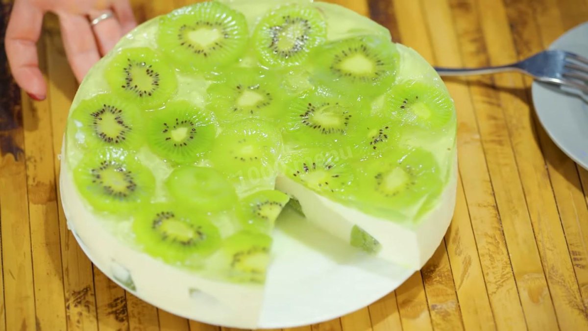Торт украшенный мандаринами киви банана