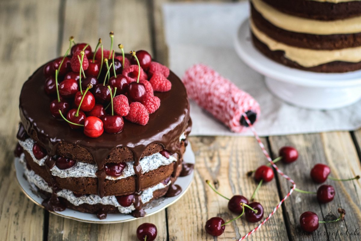 Торт украшенный клубникой и черешней