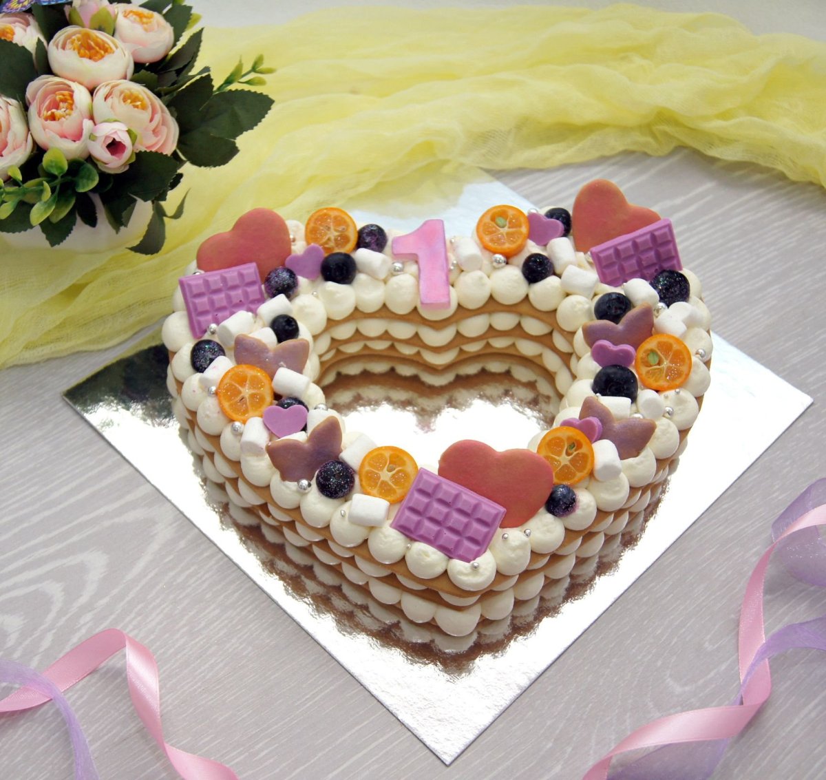 Торт сердце с клубникой