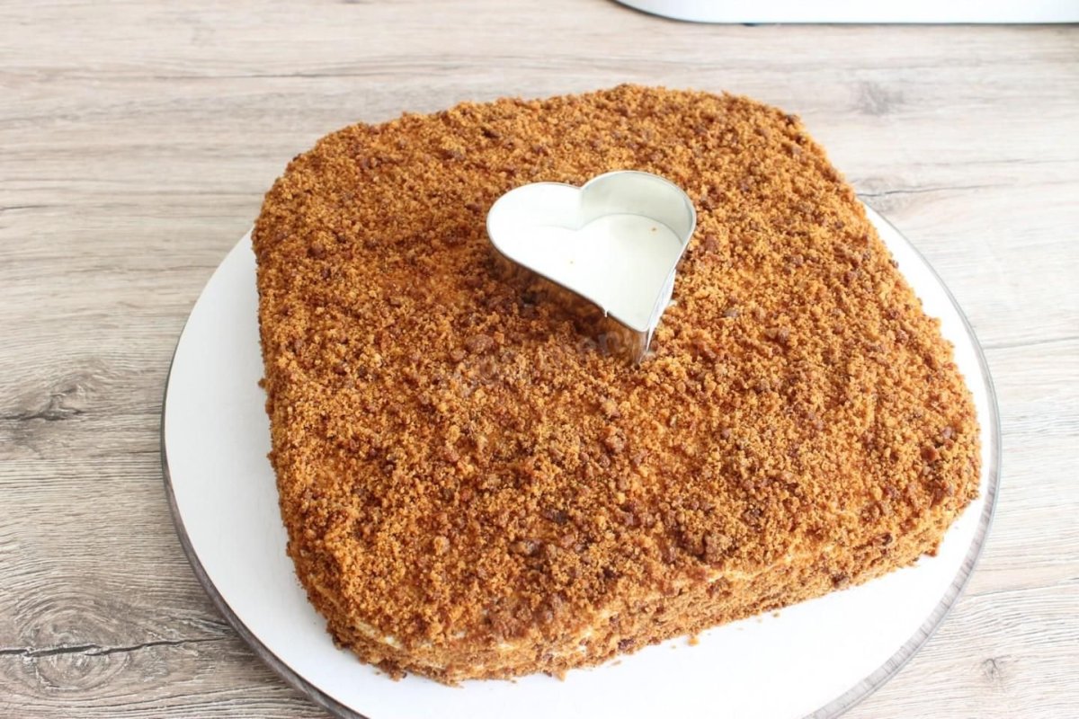 Торт с медовыми коржами и кремом чиз