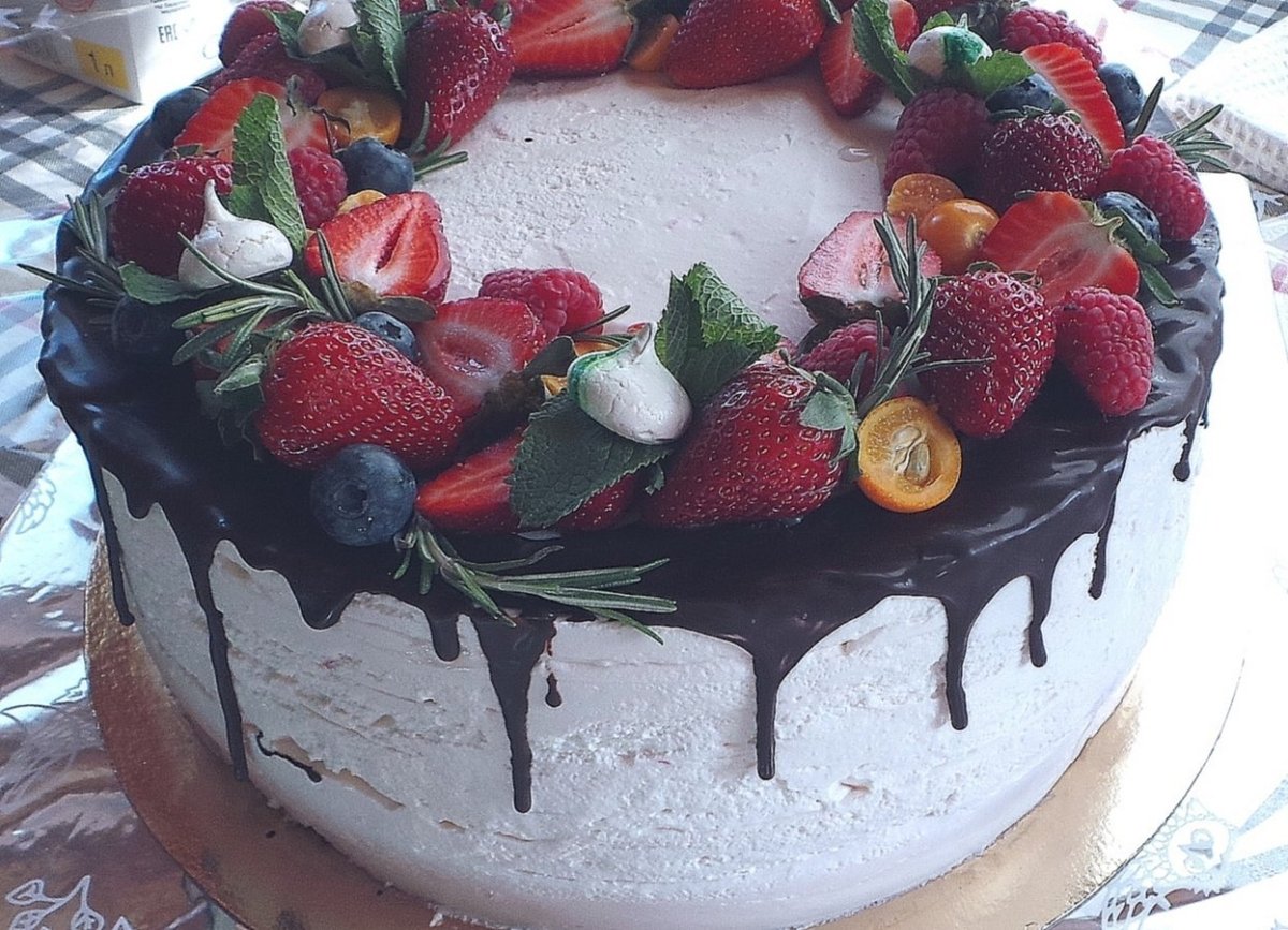 Торт с клубникой