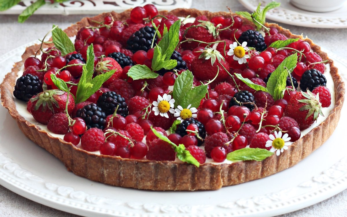 Торт украшенный малиной и клубникой