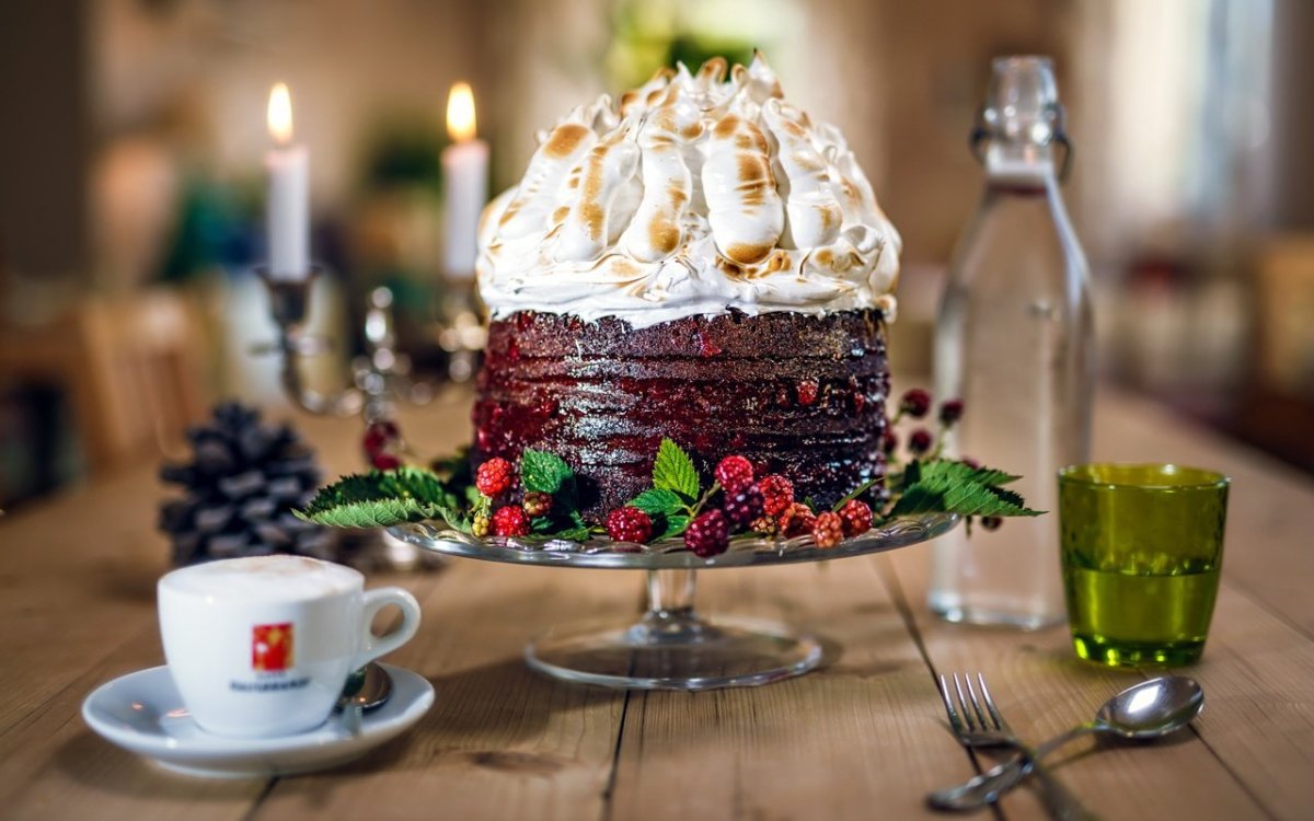 Кусочек торта с вишенкой