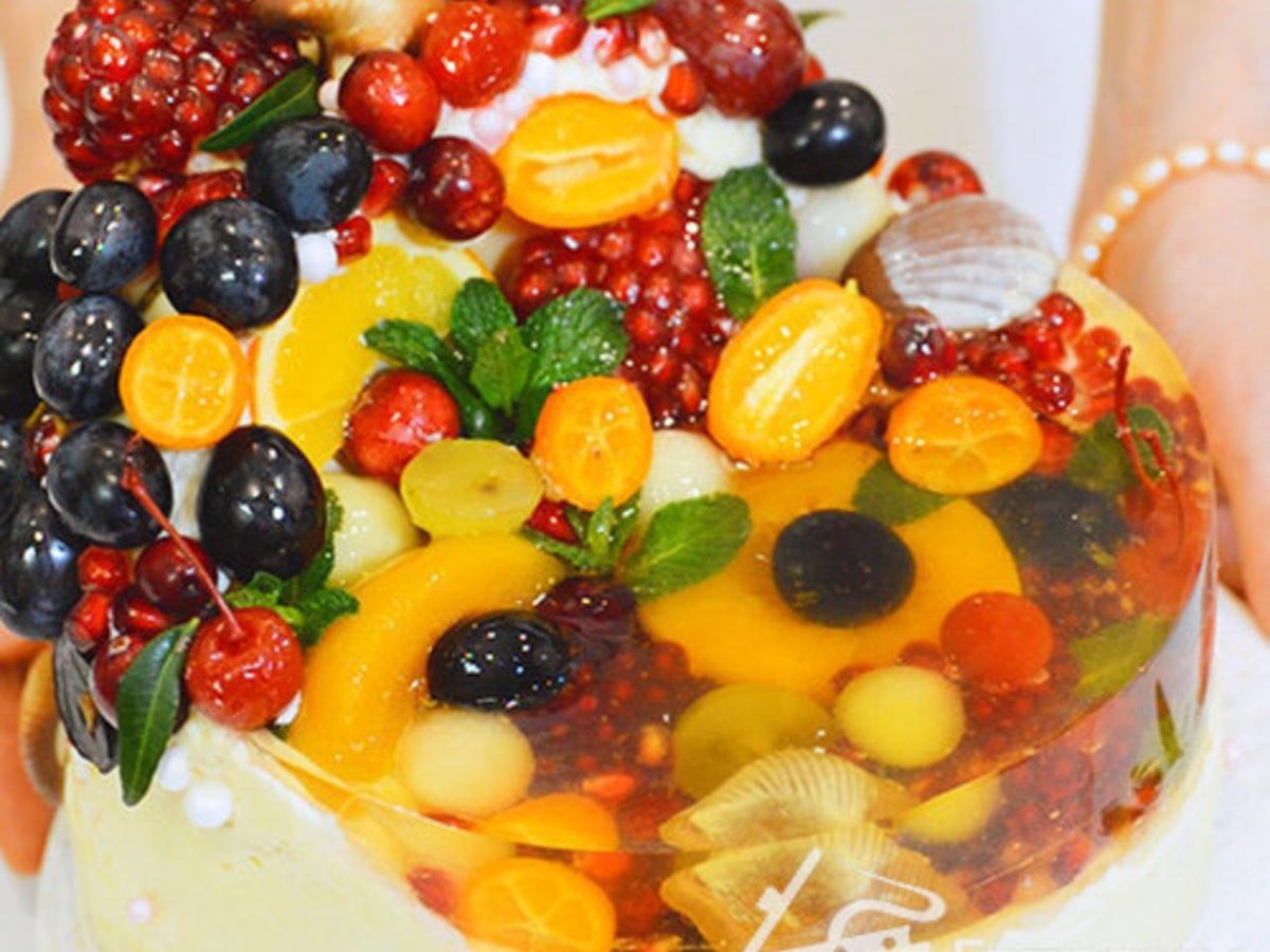 Торт с желейной заливкой и фруктами