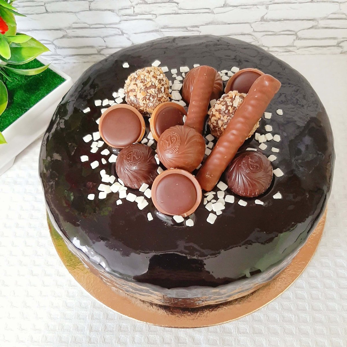 Оформление торта с шоколадками