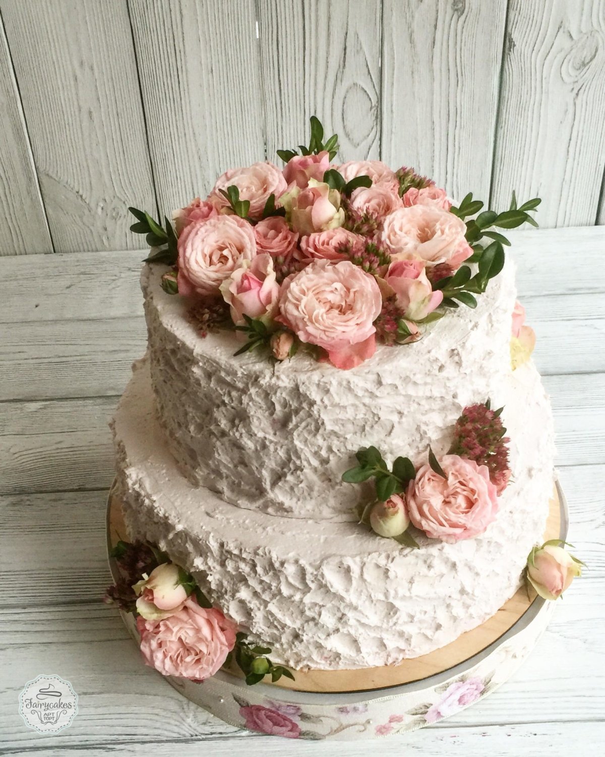 Двухъярусный торт с цветами из крема