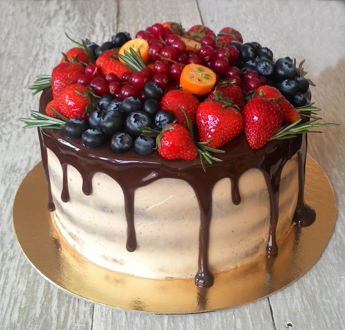 Лаконичное украшение торта