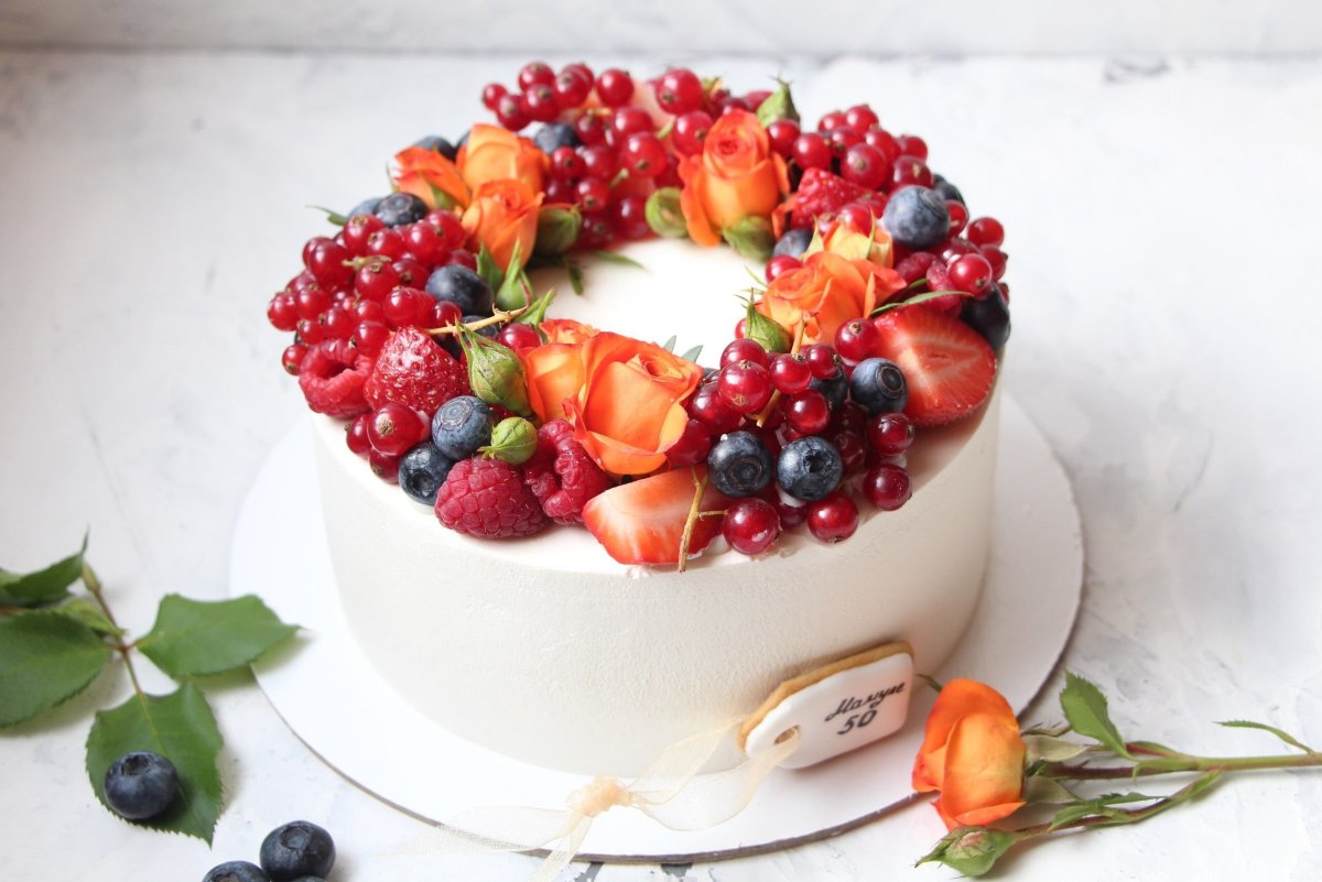 Торт украшенный ягодами и цветами