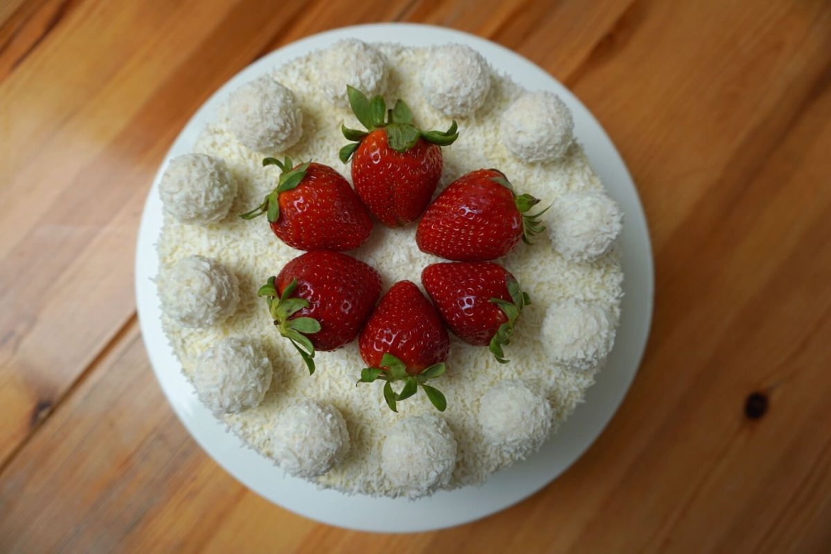Торт медовик украшенный клубникой и Рафаэлло
