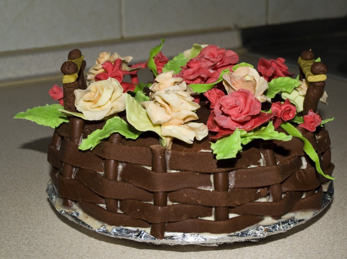 Торт корзина с цветами и фруктами