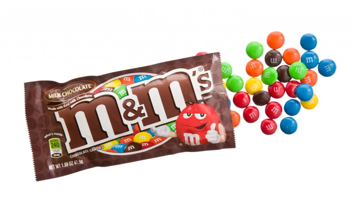 Драже m&m’s на белом фоне