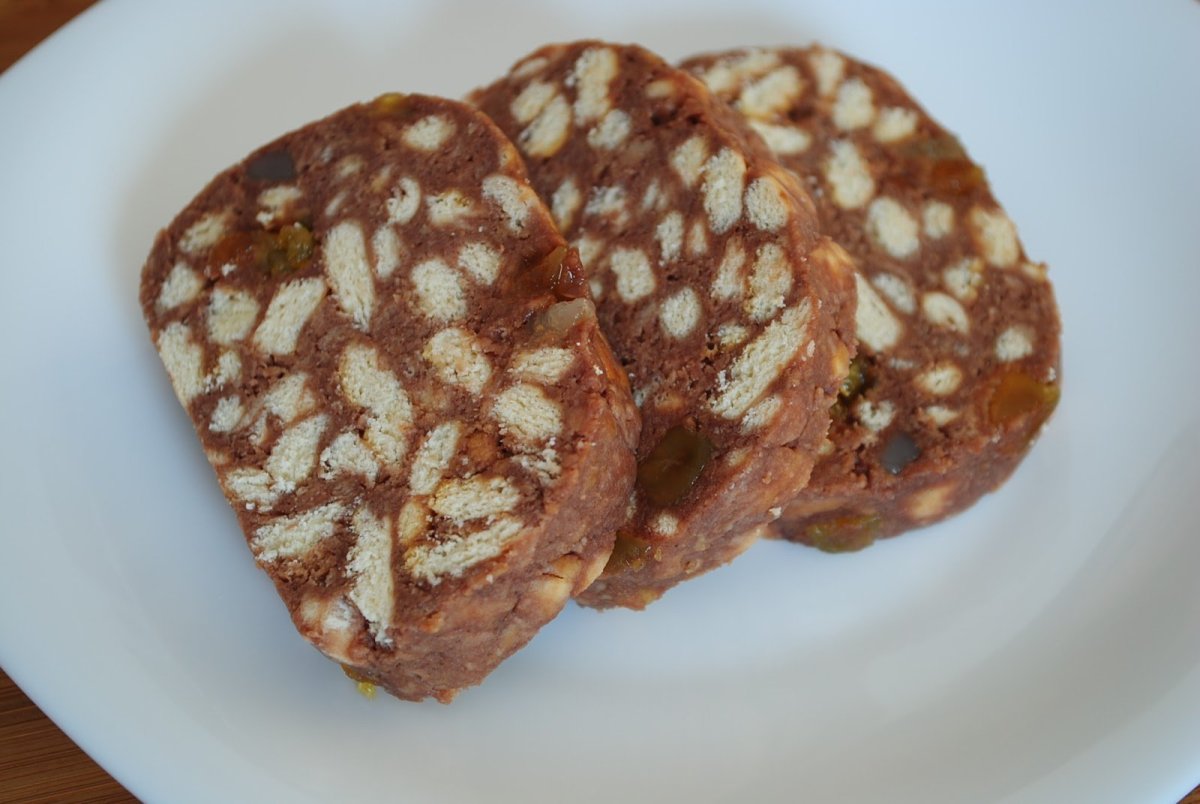 Шоколадная колбаса из печенья и какао