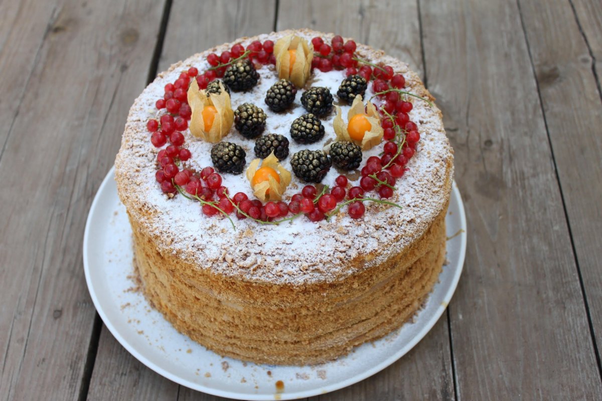 Медовый торт украшенный ягодами