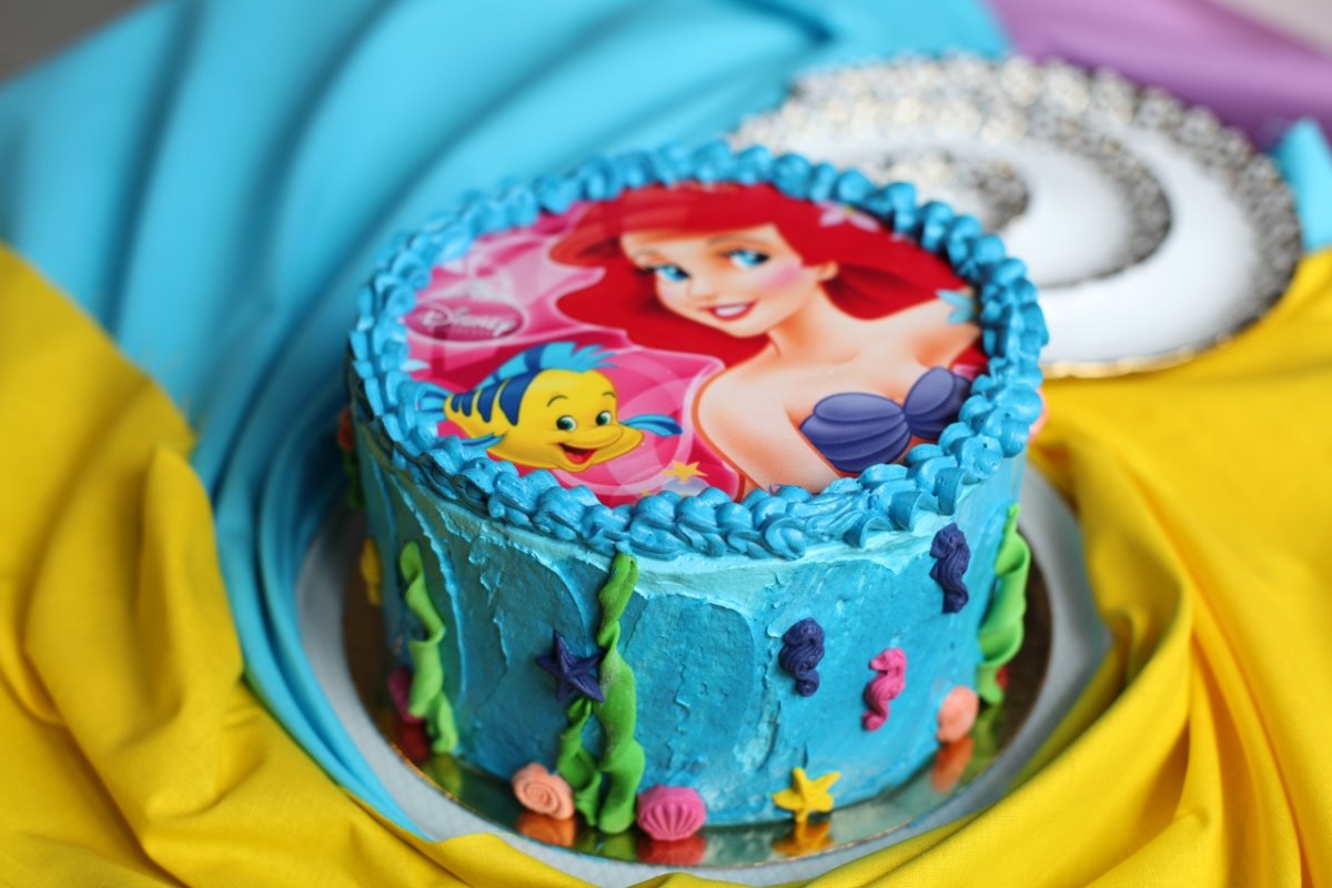 Маленькая девочка na vafelnoi bumage na tort n