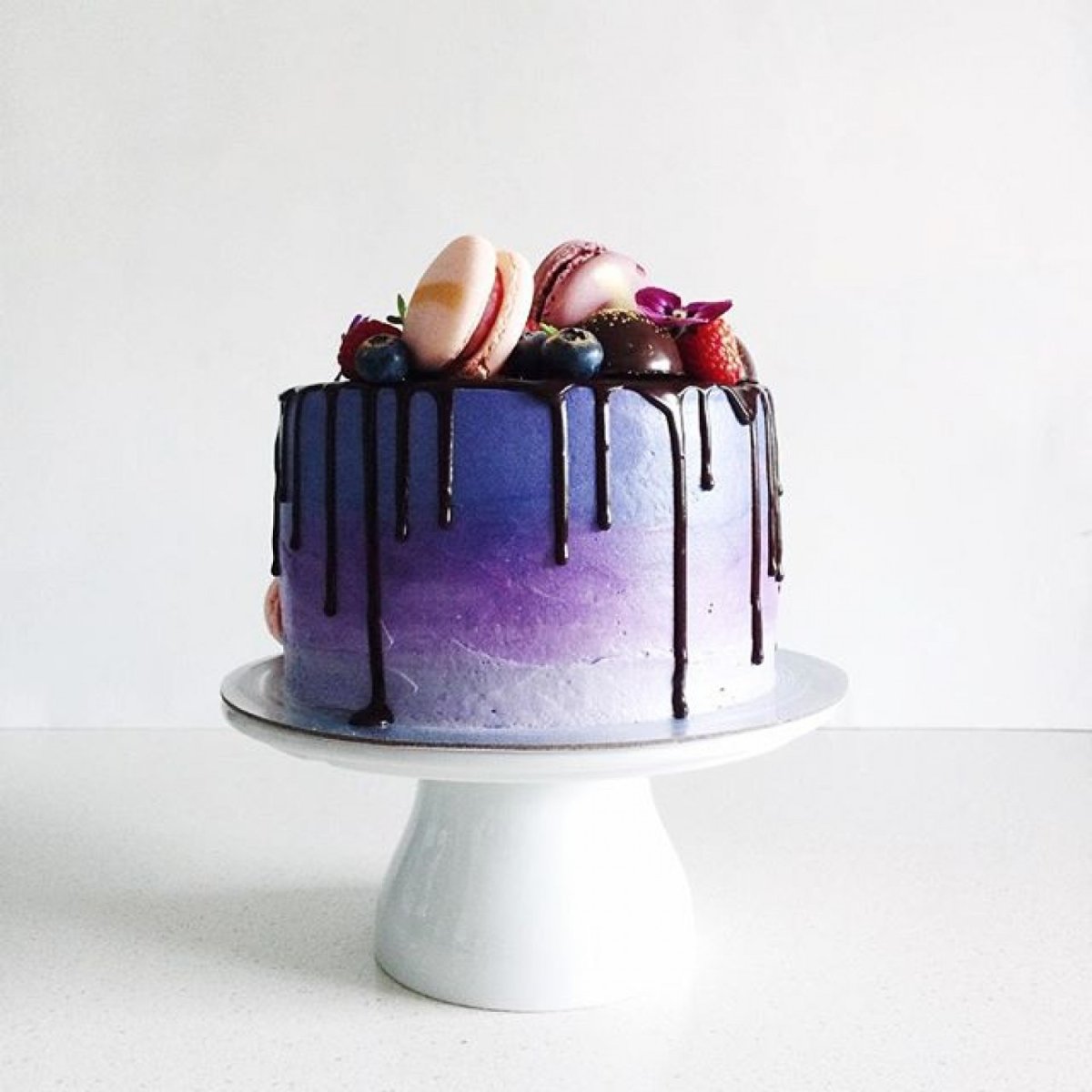 Фиолетовый торт с подтеками