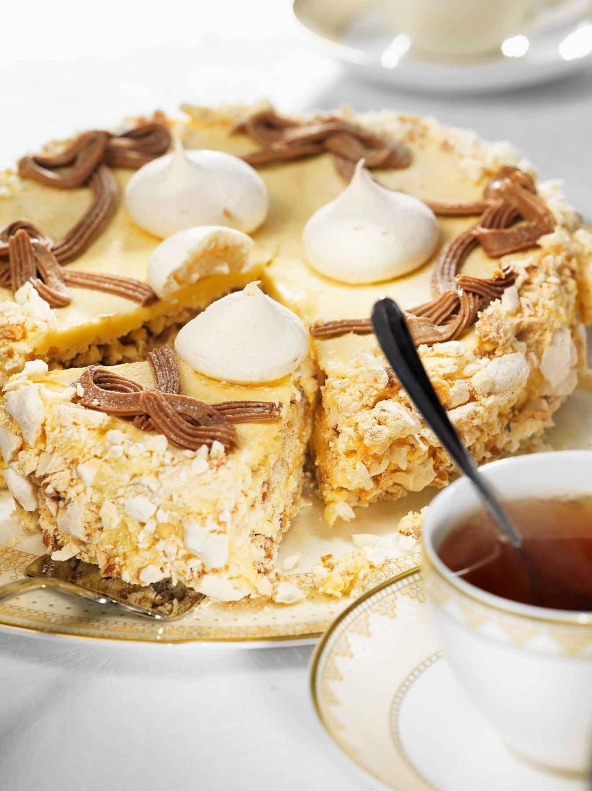 Торт с безе и меренгами