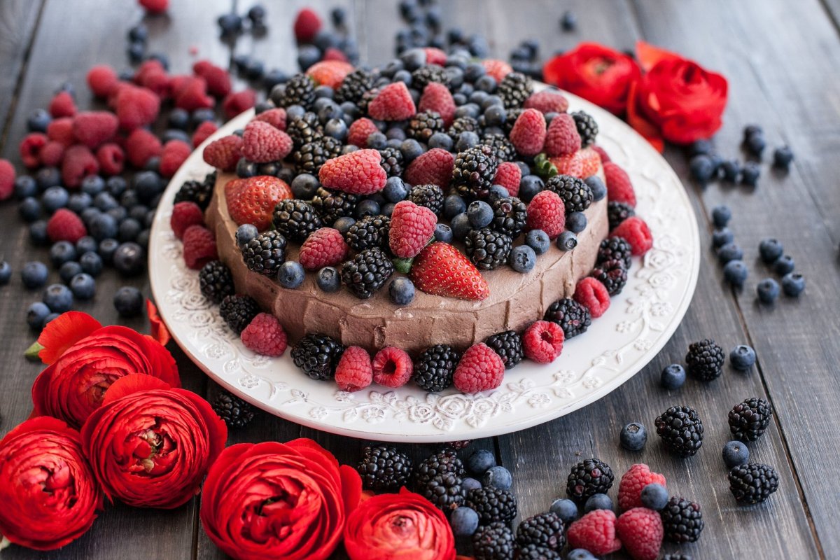 Торт украшеный ягодами