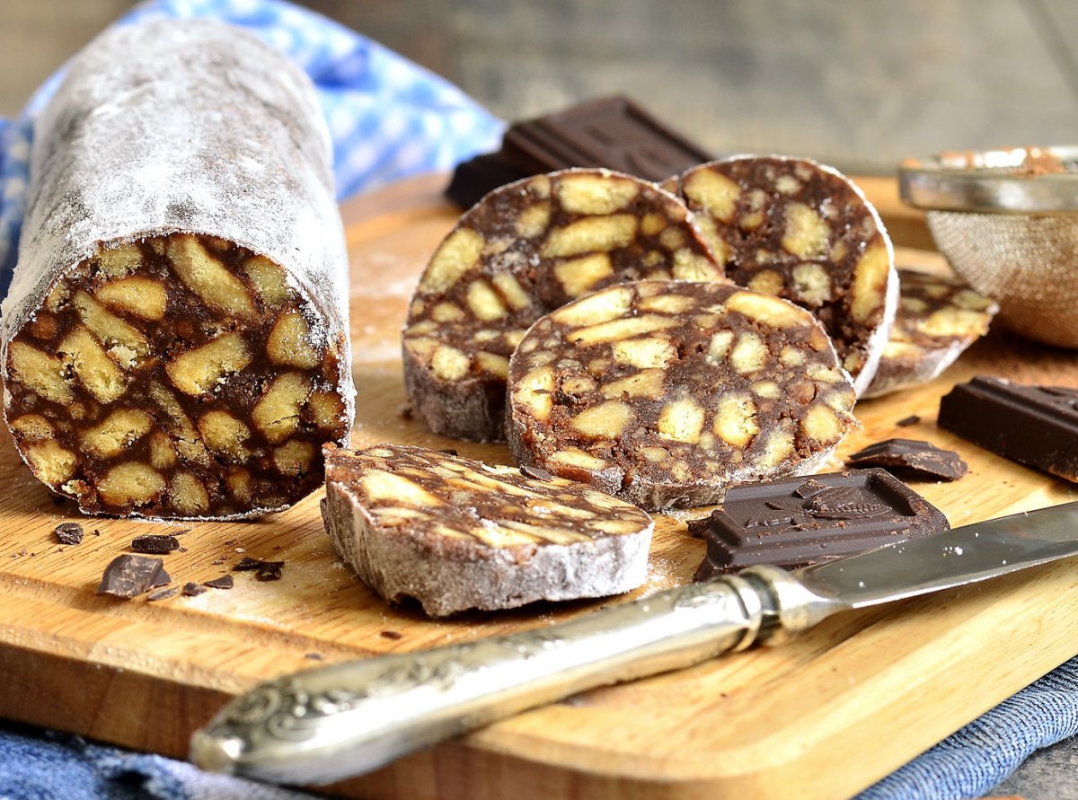 Шоколадная колбаса из печенья и какао