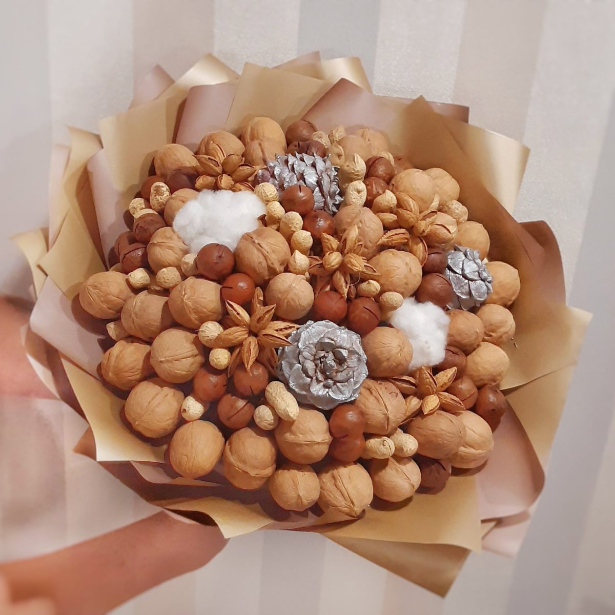 Букет из орехов