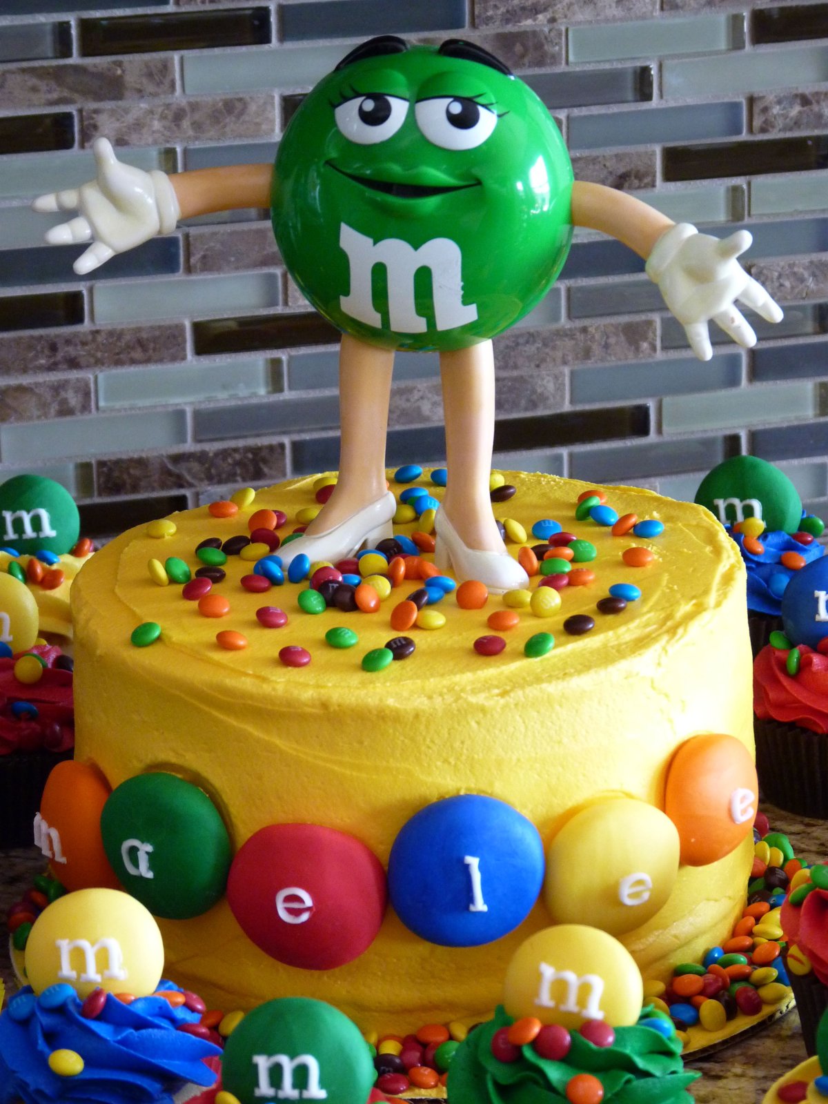 Торт m m's