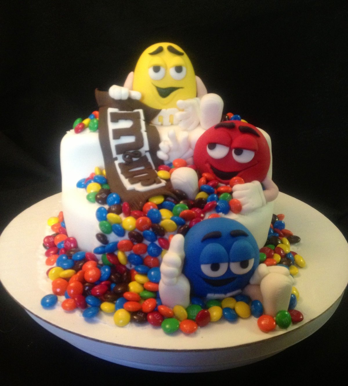 Двухъярусный торт m&m 's