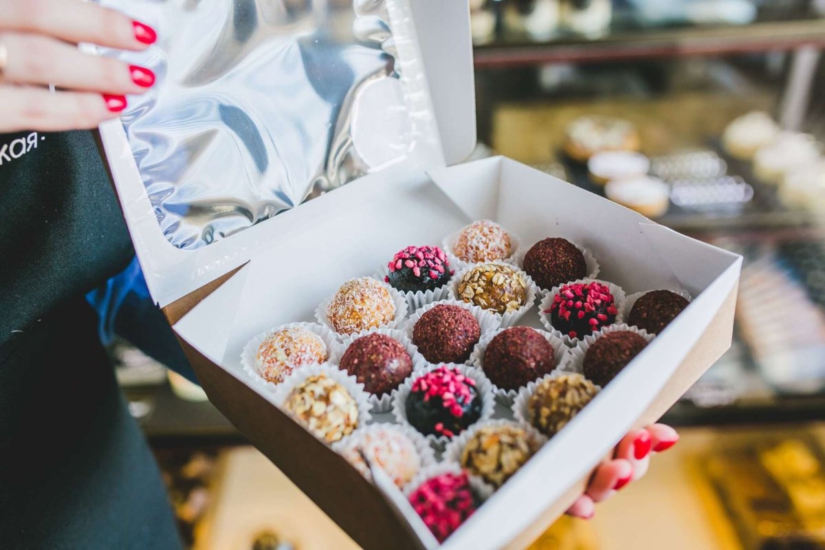 Белая коробка для конфет Chocolate Handmade Sweets