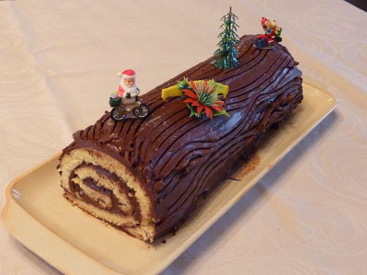 Меренговый рулет с малиной