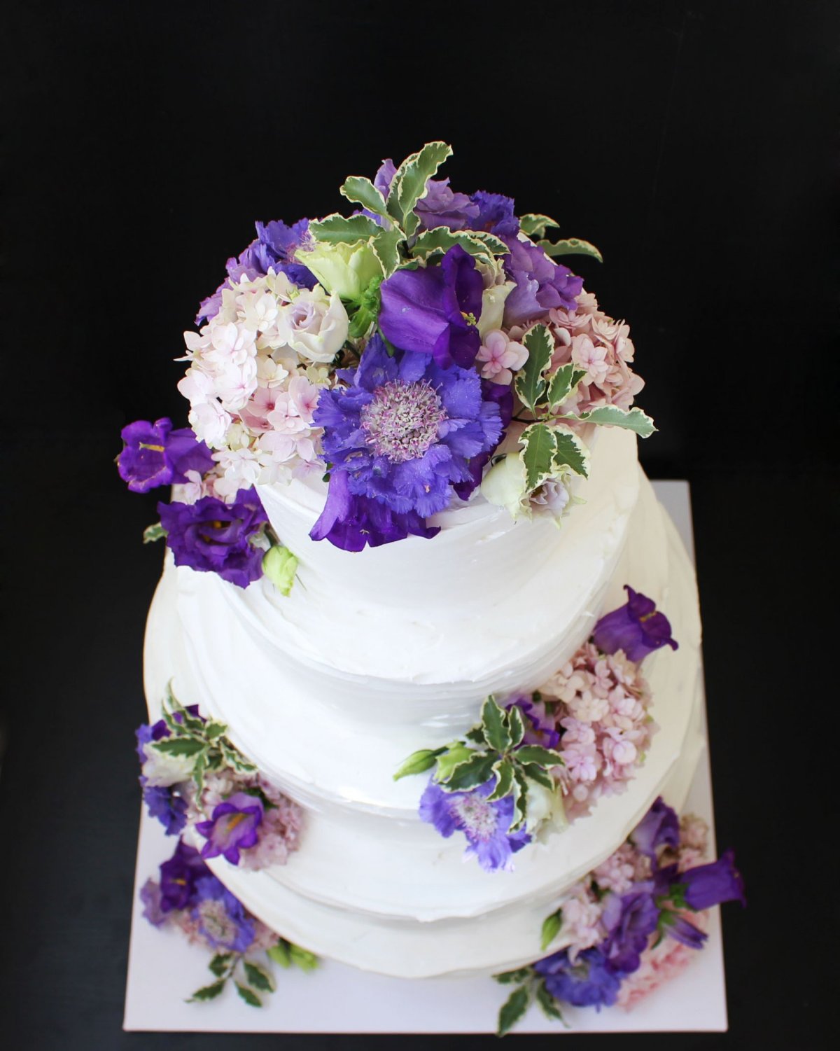 Свадебный двухъярусный торт с живыми цветами