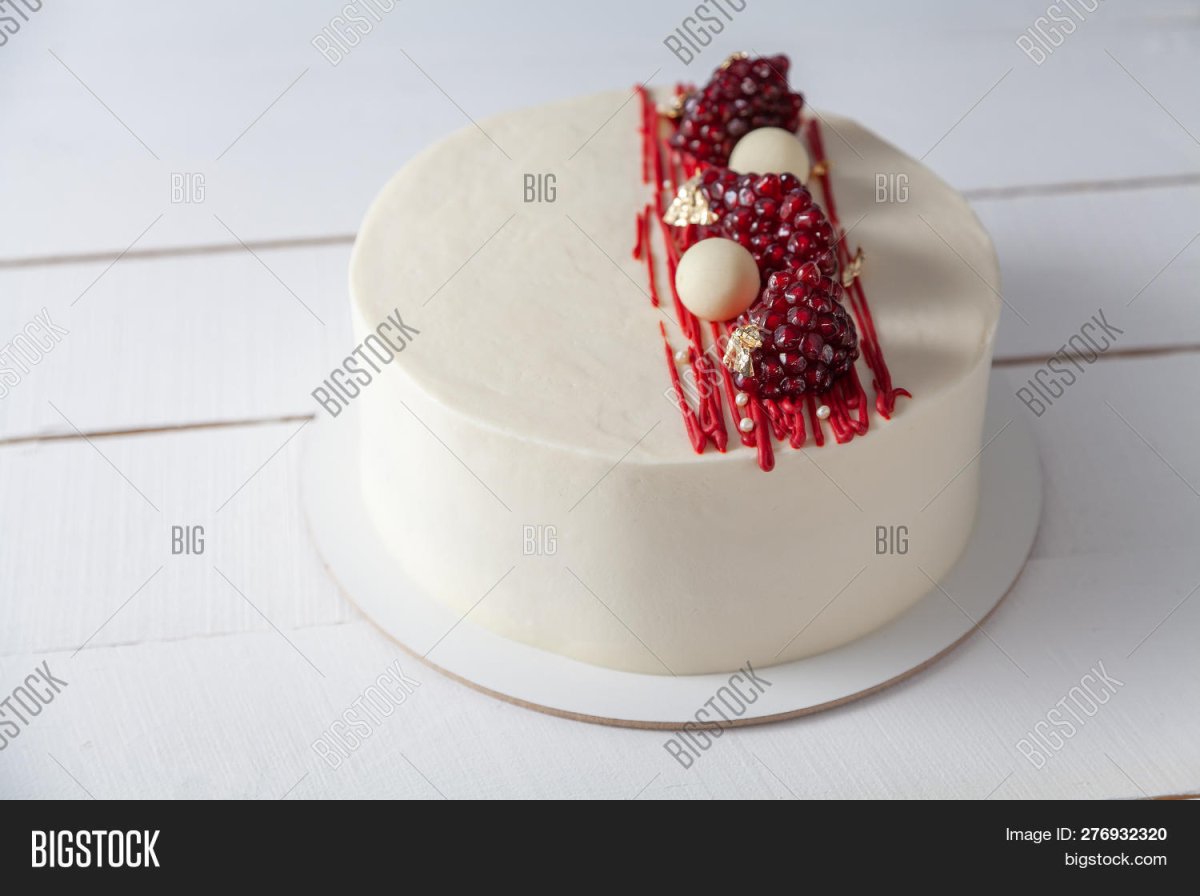 Лаконичный торт для девушки