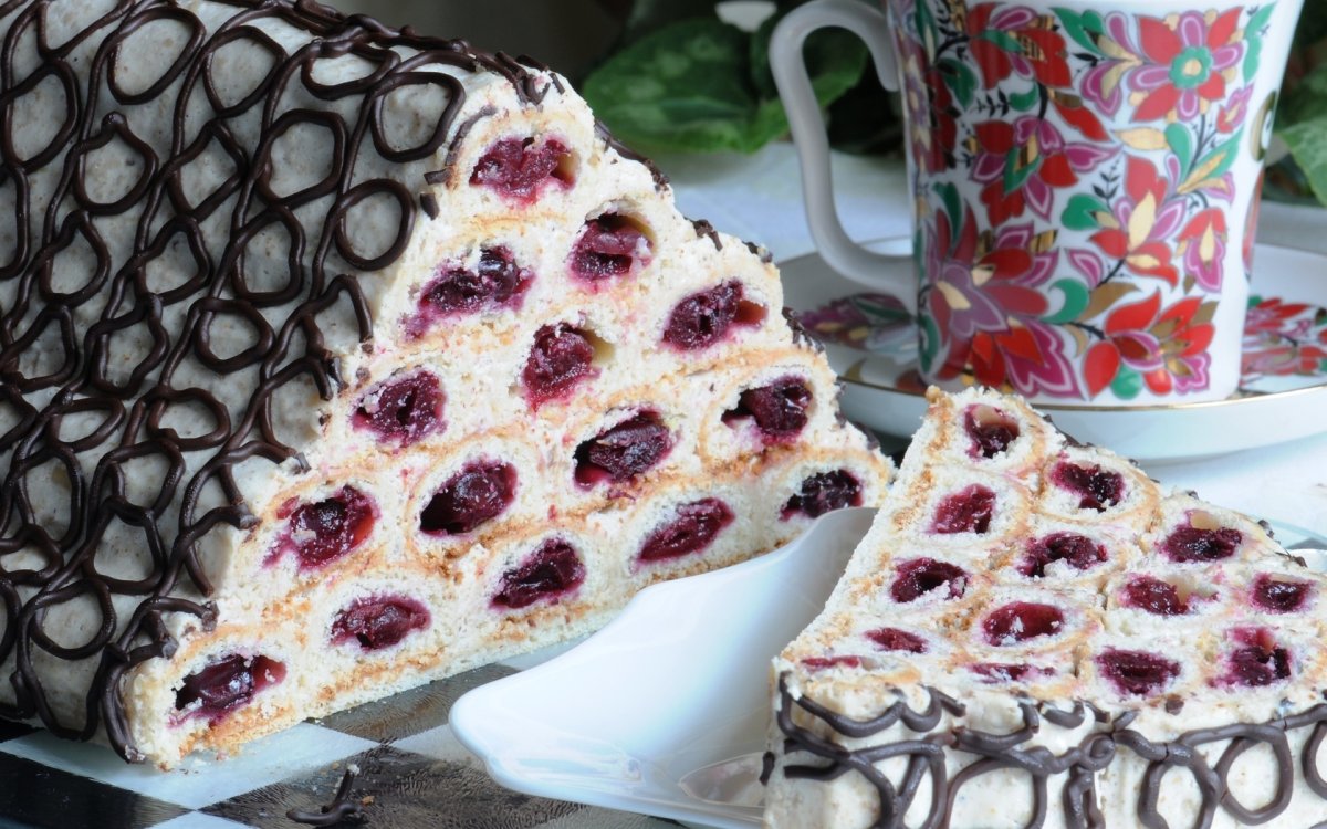 Монастырская изба с вишней