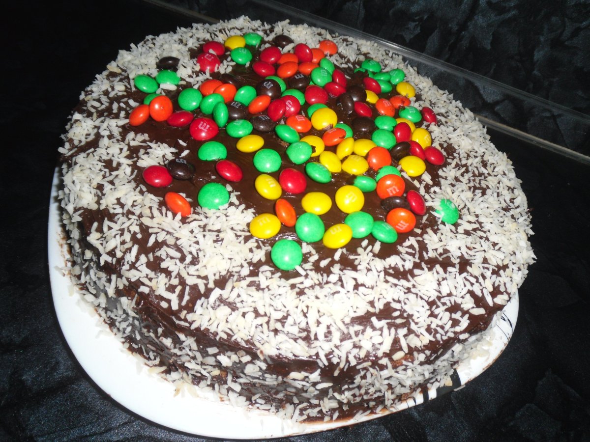 Шоколадный торт с ммдемс