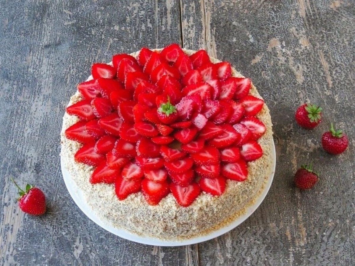 Торт с клубникой