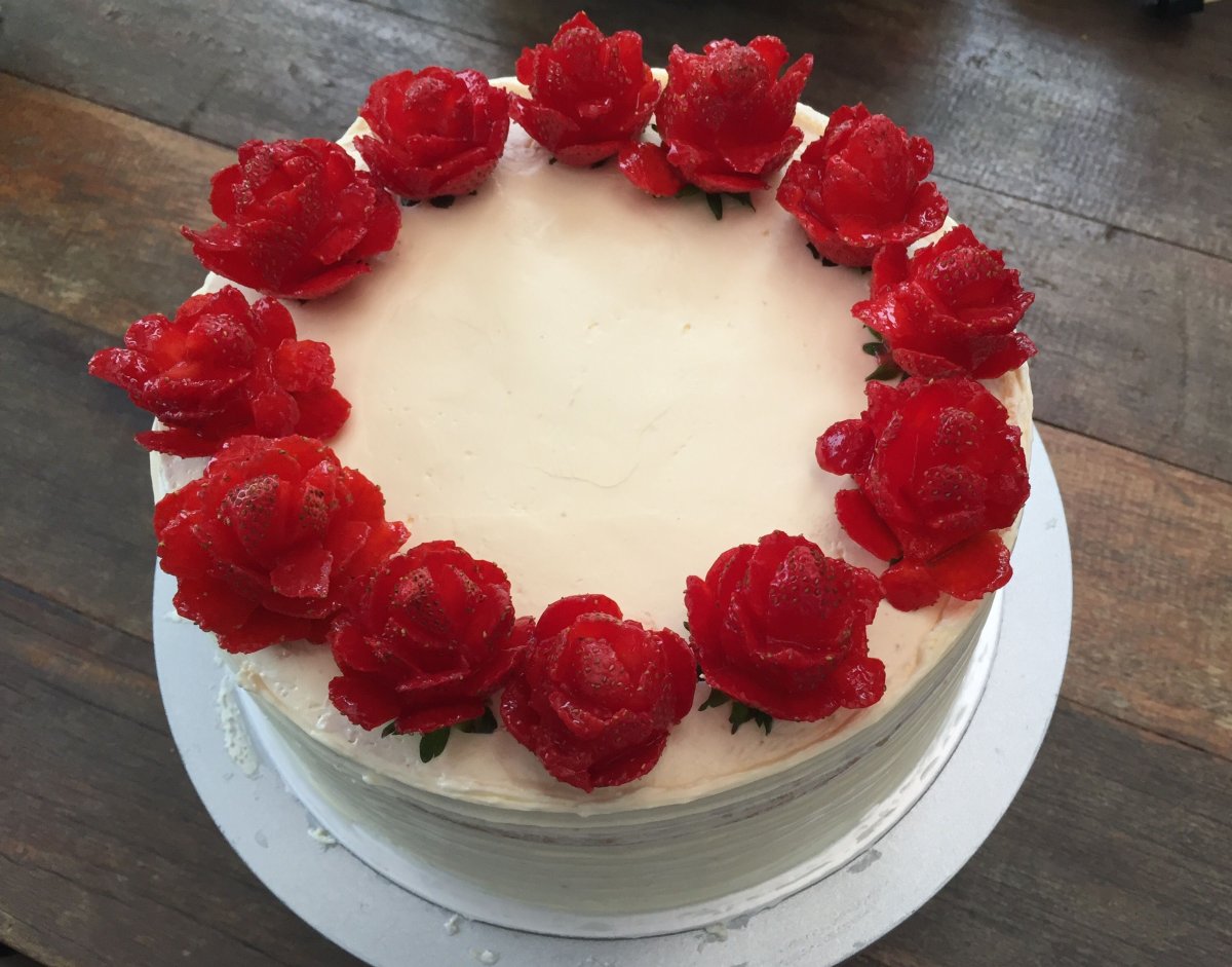 Роза из клубники на торт
