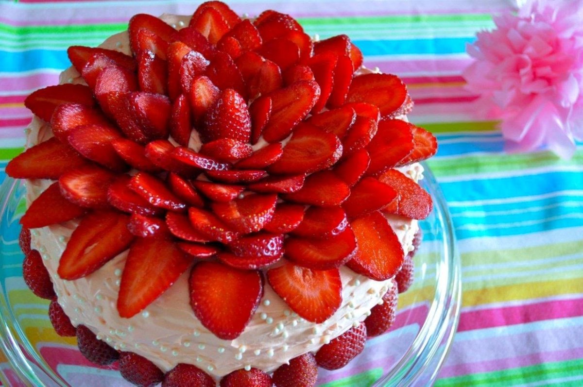 Торт сердце с клубникой