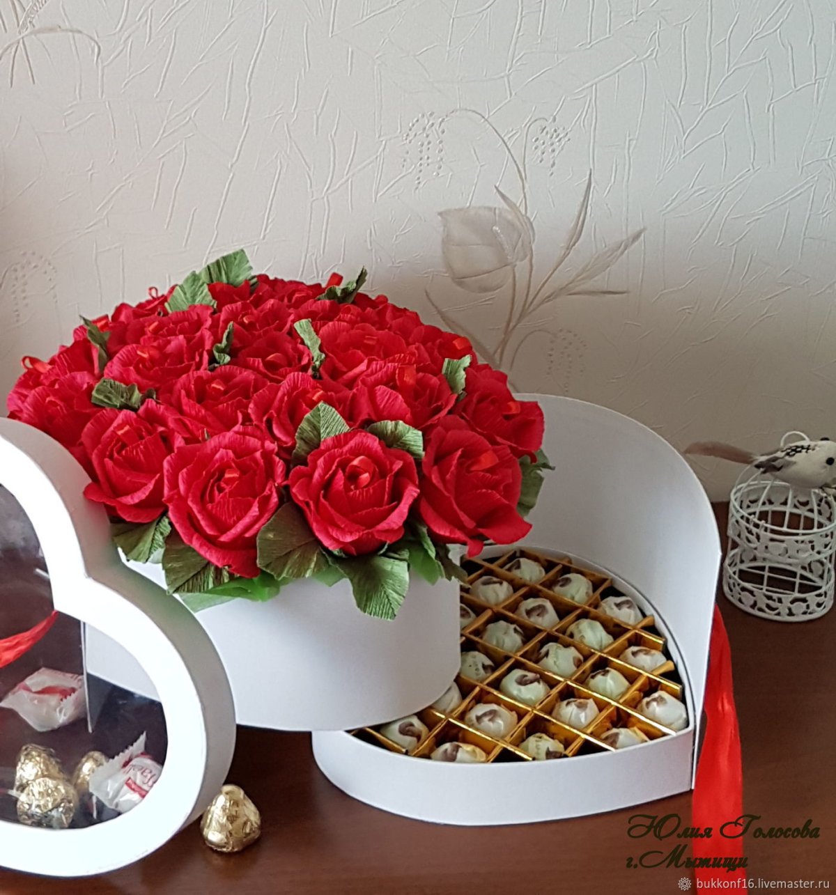 Коробки с цветами и киндерами